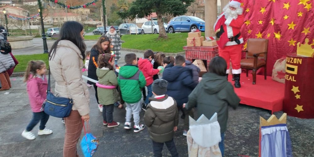 Papá Noel visitou aos nenos do concello